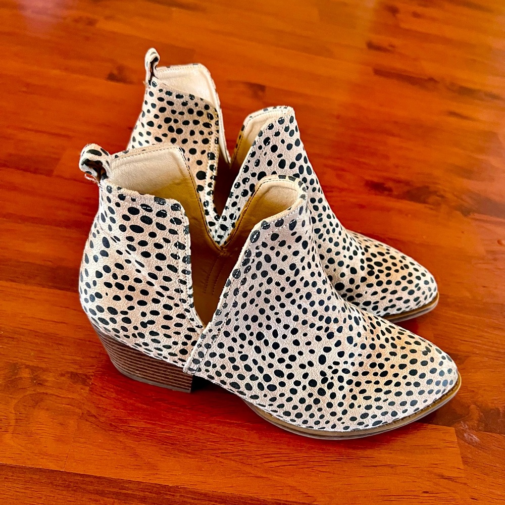 LIKE NEW Faux Leather Animal Print Ankle Bootle, CL by Laundry brand - size 7.5